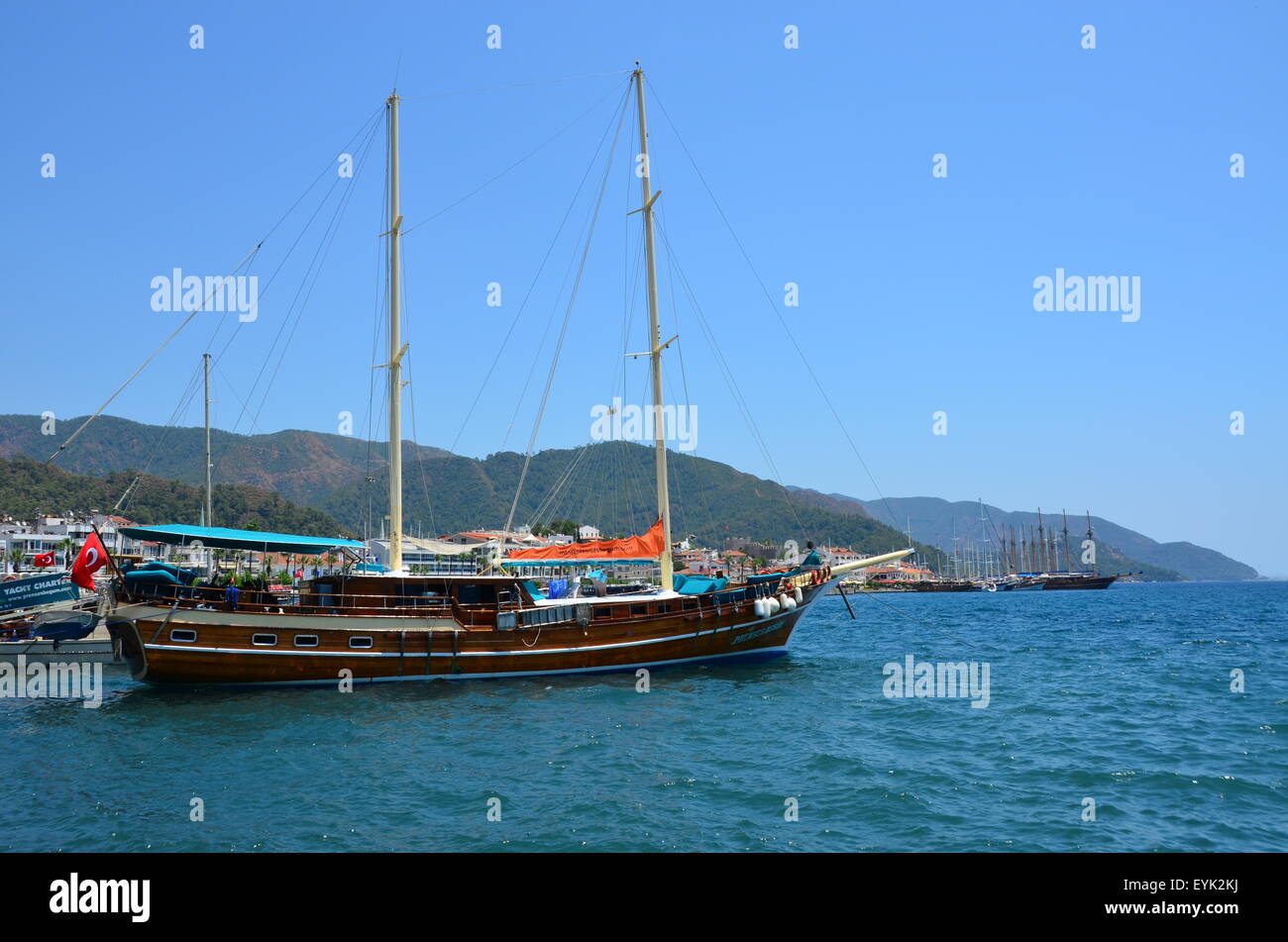 Les touristes en voyage sur Location-bateaux dans la mer au large de Marmaris, Turquie Banque D'Images