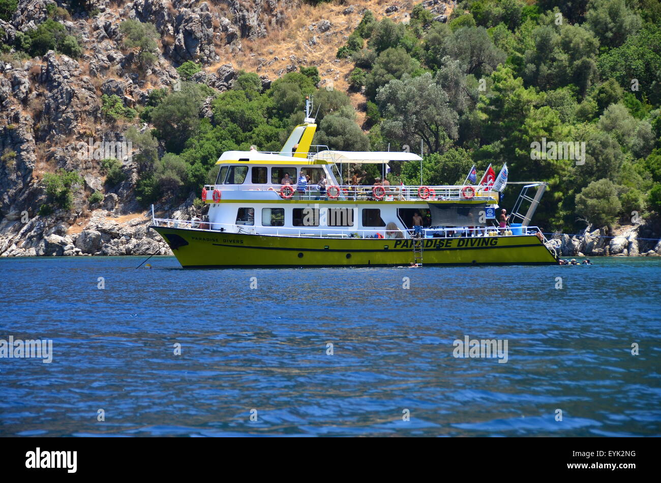Les touristes prendre des excursions de plongée sur des bateaux dans la mer au large de Marmaris, Turquie Banque D'Images