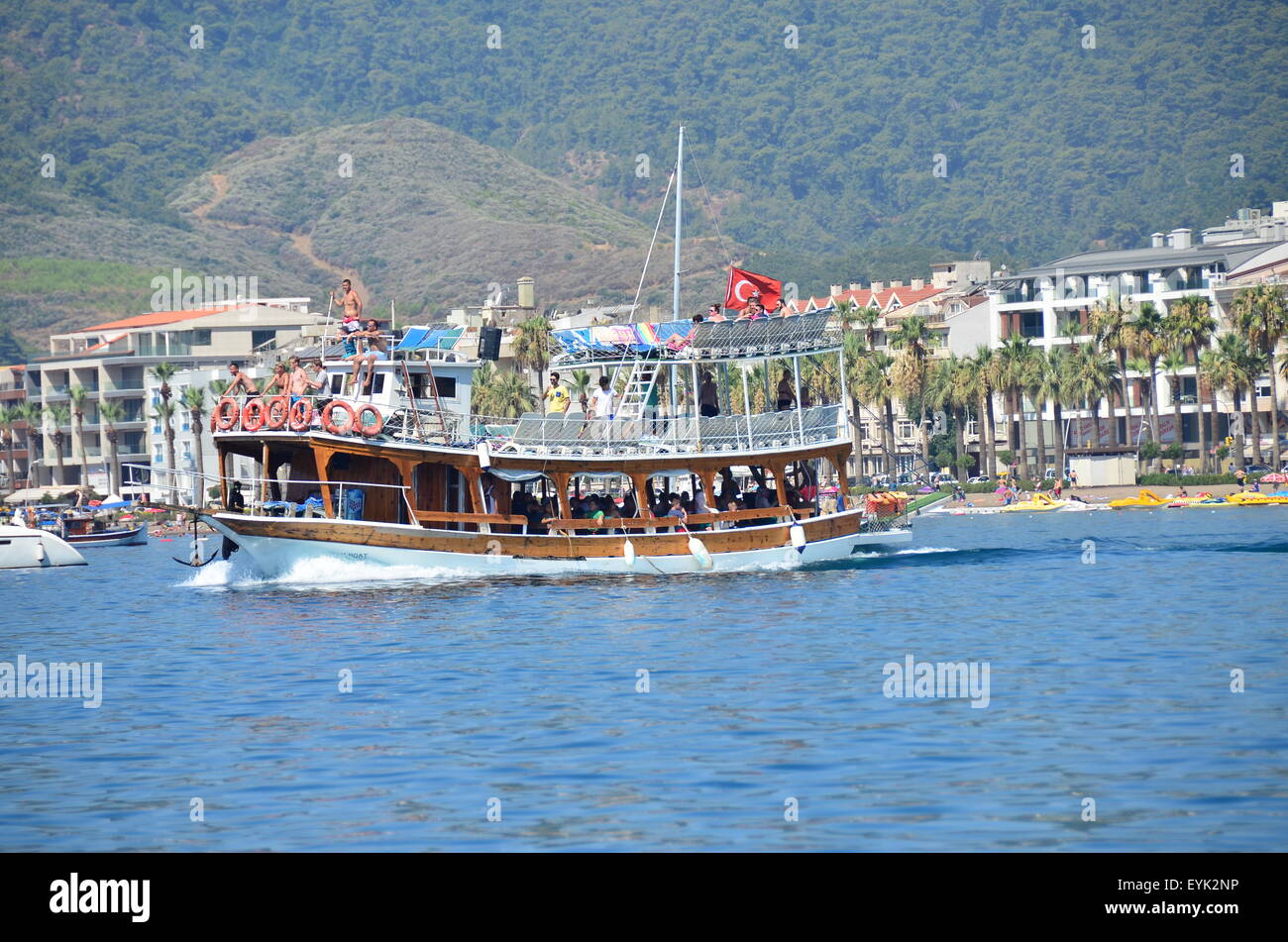 Les touristes en voyage sur Location-bateaux dans la mer au large de Marmaris, Turquie Banque D'Images