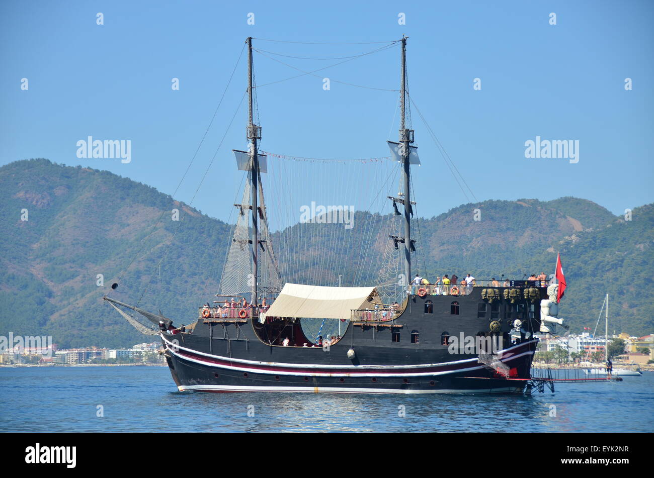 Grand bateau pirate qui prend les touristes en tout inclus tous les jours des excursions en bateau autour de la côte de Marmaris, Turquie. Banque D'Images