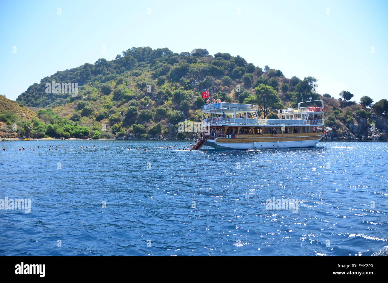 Les touristes en voyage sur Location-bateaux dans la mer au large de Marmaris, Turquie Banque D'Images