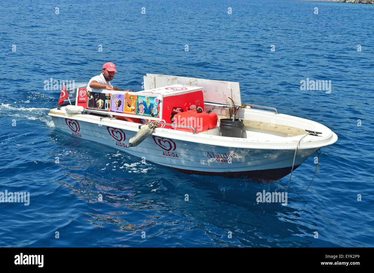 La crème glacée en bateau rapide l'entretien de bateaux de touristes dans la baie au large de Marmaris et Icmeler Banque D'Images