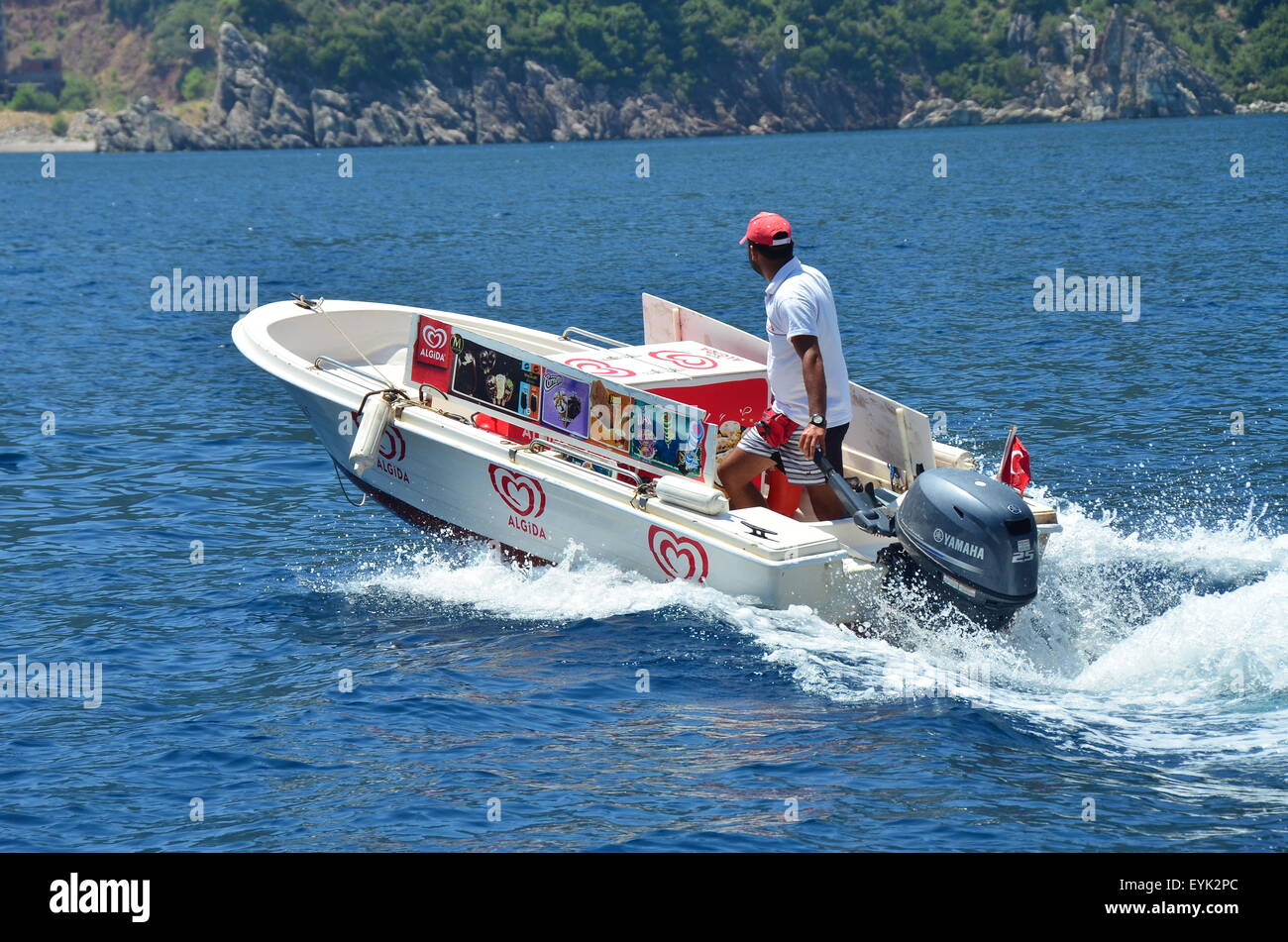 La crème glacée en bateau rapide l'entretien de bateaux de touristes dans la baie au large de Marmaris et Icmeler Banque D'Images