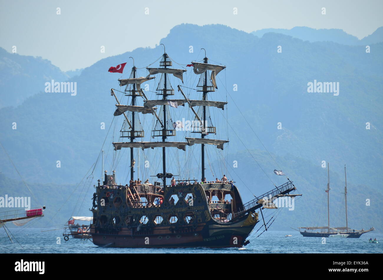 Grand bateau pirate qui prend les touristes en tout inclus tous les jours des excursions en bateau autour de la côte de Marmaris, Turquie. Banque D'Images
