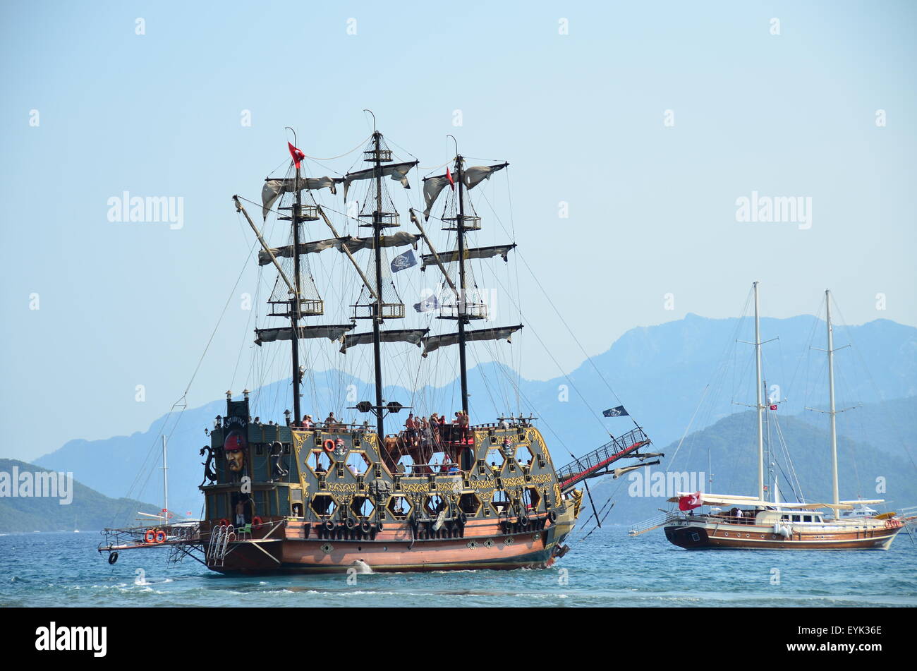 Grand bateau pirate qui prend les touristes en tout inclus tous les jours des excursions en bateau autour de la côte de Marmaris, Turquie. Banque D'Images