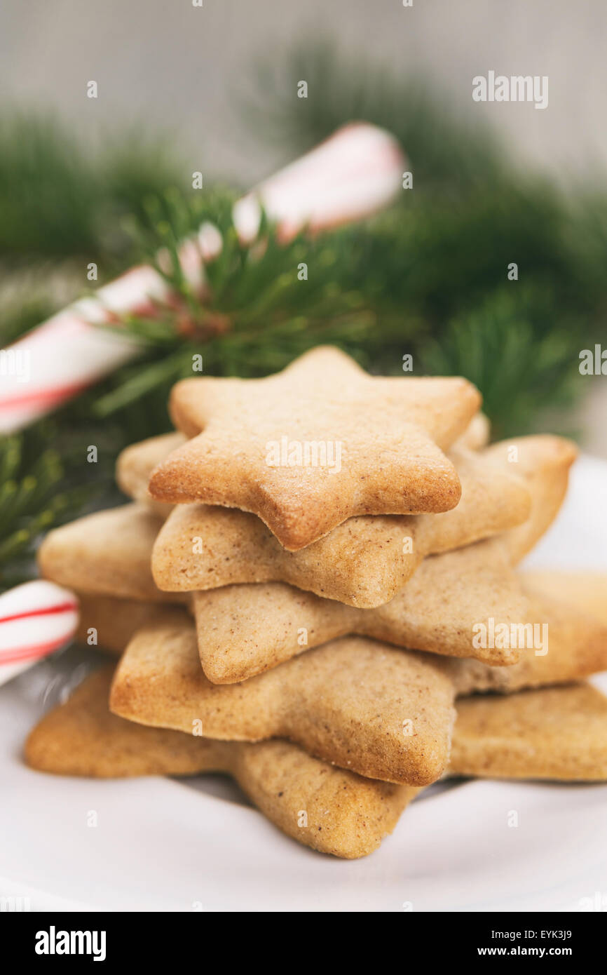 Star cookies et canne de Noël sur la table, tons vintage Banque D'Images