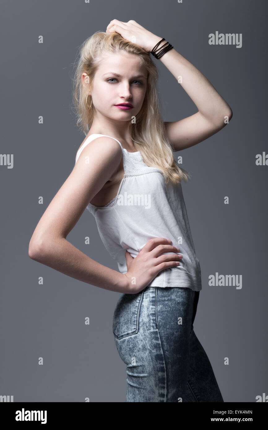 Portrait russian teen model blue Banque de photographies et d’images à haute résolution - Alamy