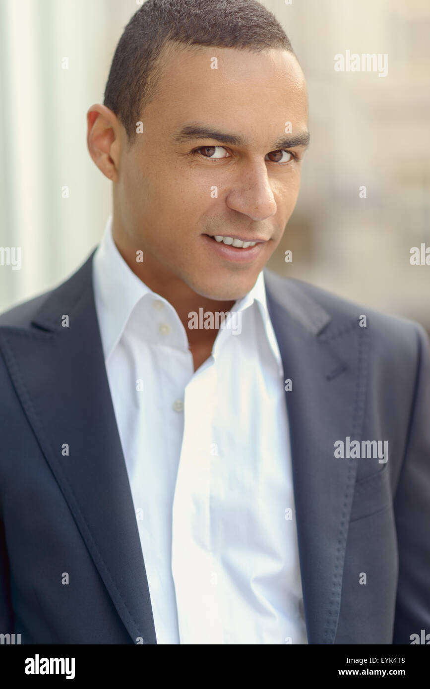 Attractive smiling businessman with son collier déboutonna regardant la caméra, gros plan de la tête et des épaules Banque D'Images