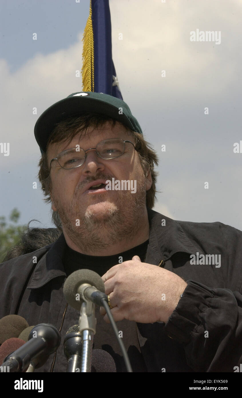 Cinéaste Michael Moore prend la parole lors d'une conférence de presse à la colline du Capitole à Washington DC. La première de son nouveau film 'Fahrenheit 9/11' nous envoie des températures politiques au point d'ébullition dans une année électorale. Banque D'Images