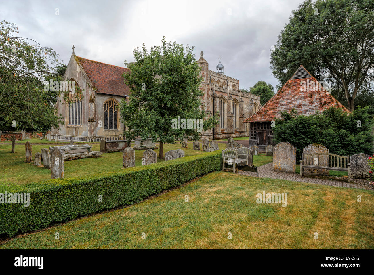 L'église St Mary avec l'ancienne bellcage ( sur la droite ), Orient Bergholt, dans le Suffolk, East Anglia, Angleterre, Grande-Bretagne, Royaume-Uni. Banque D'Images