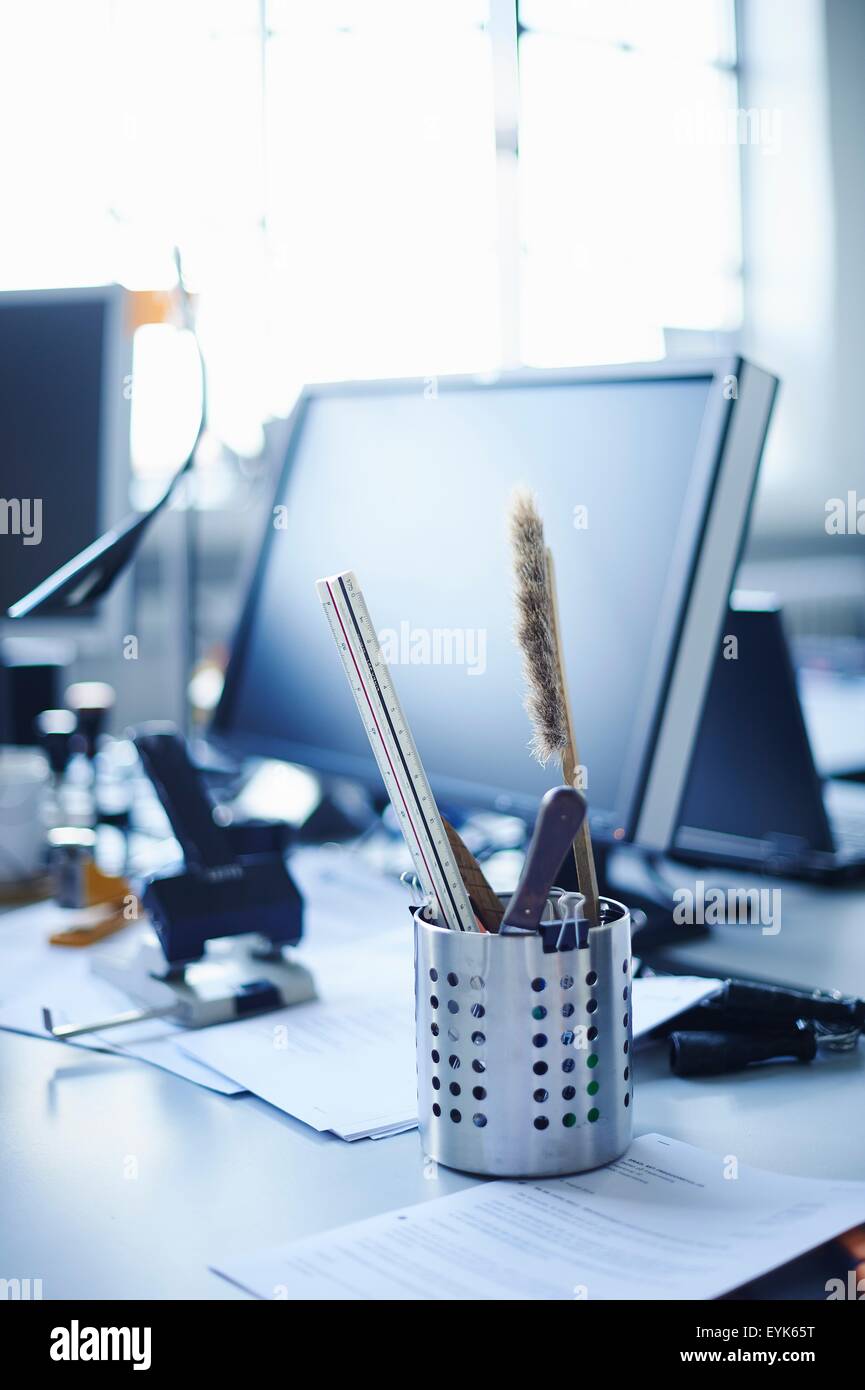 Bureau bien rangé et ordinateur personnel sur office 24 Banque D'Images