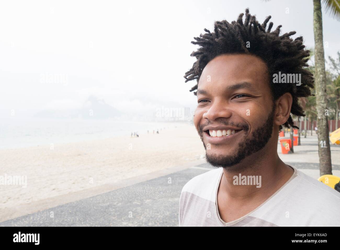 Portrait of mid adult man sur la plage d'Ipanema, Rio de Janeiro, Brésil Banque D'Images