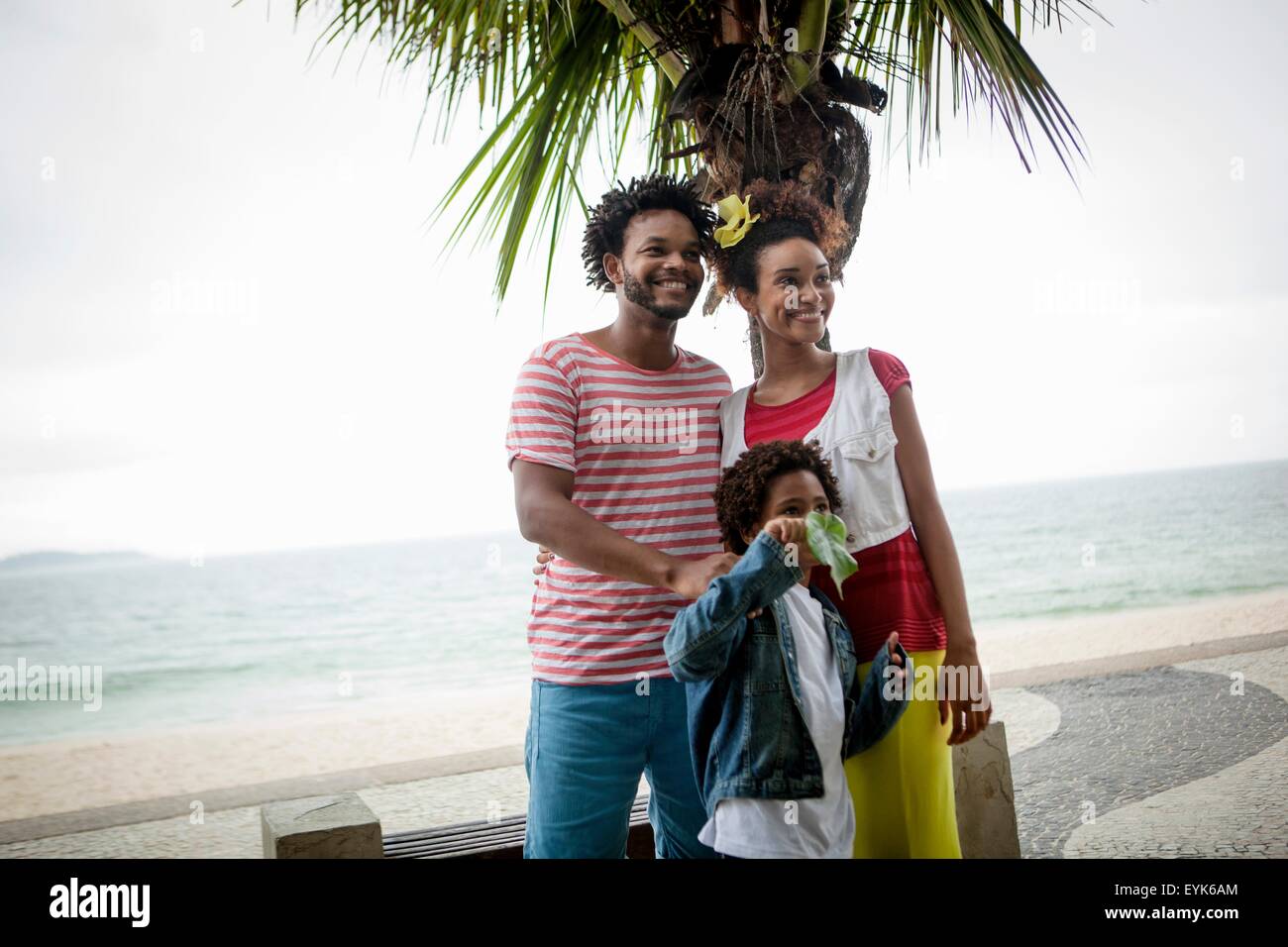 Couple et fils sur la plage d'Ipanema, Rio de Janeiro, Brésil Banque D'Images