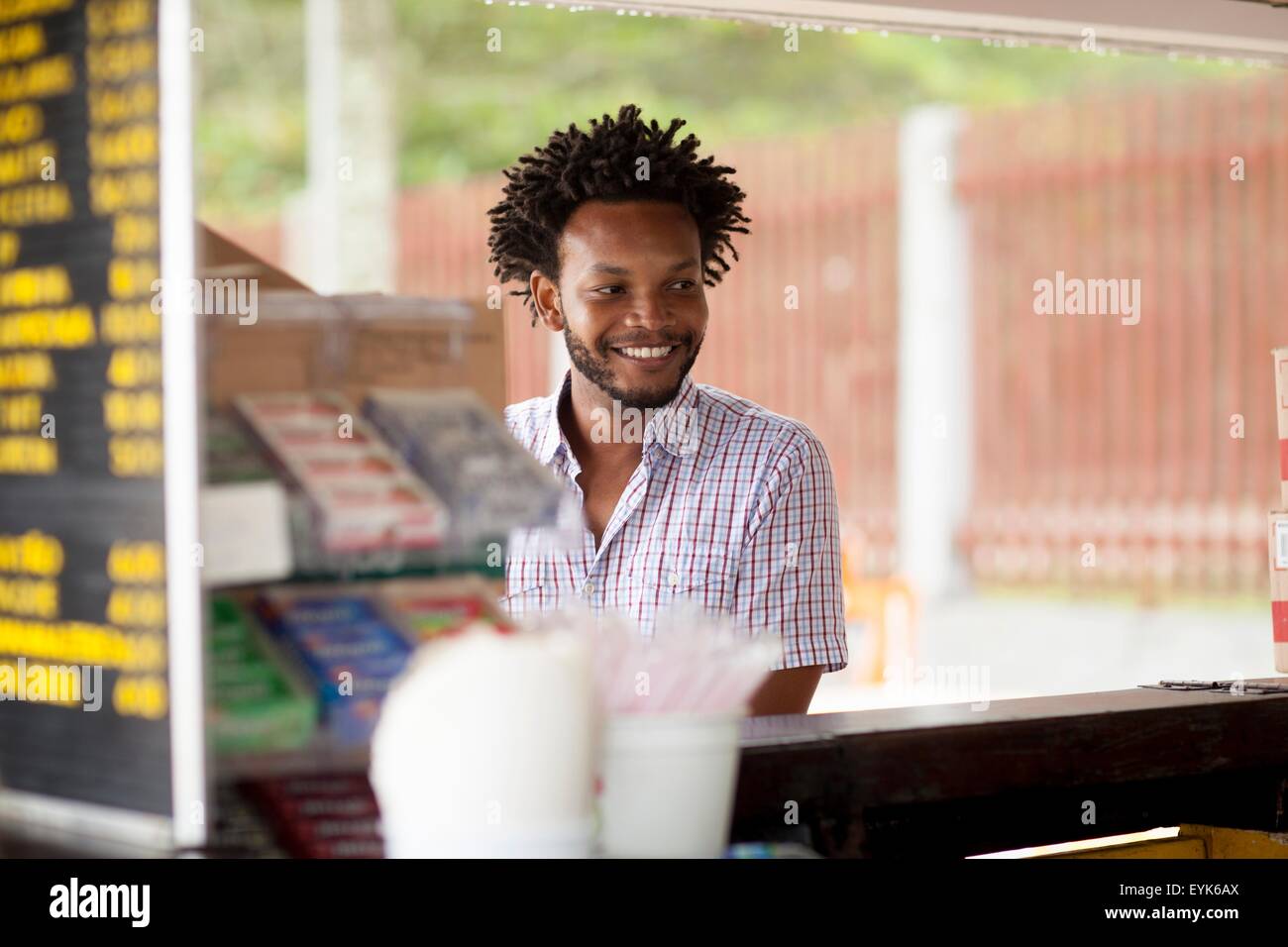 Mid adult man au bar de plage, la plage d'Ipanema, Rio de Janeiro, Brésil Banque D'Images