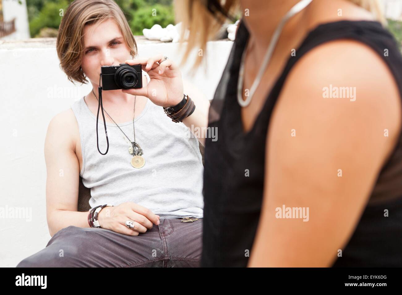 Young man photographing petite amie sur jardin du toit de l'hôtel Banque D'Images