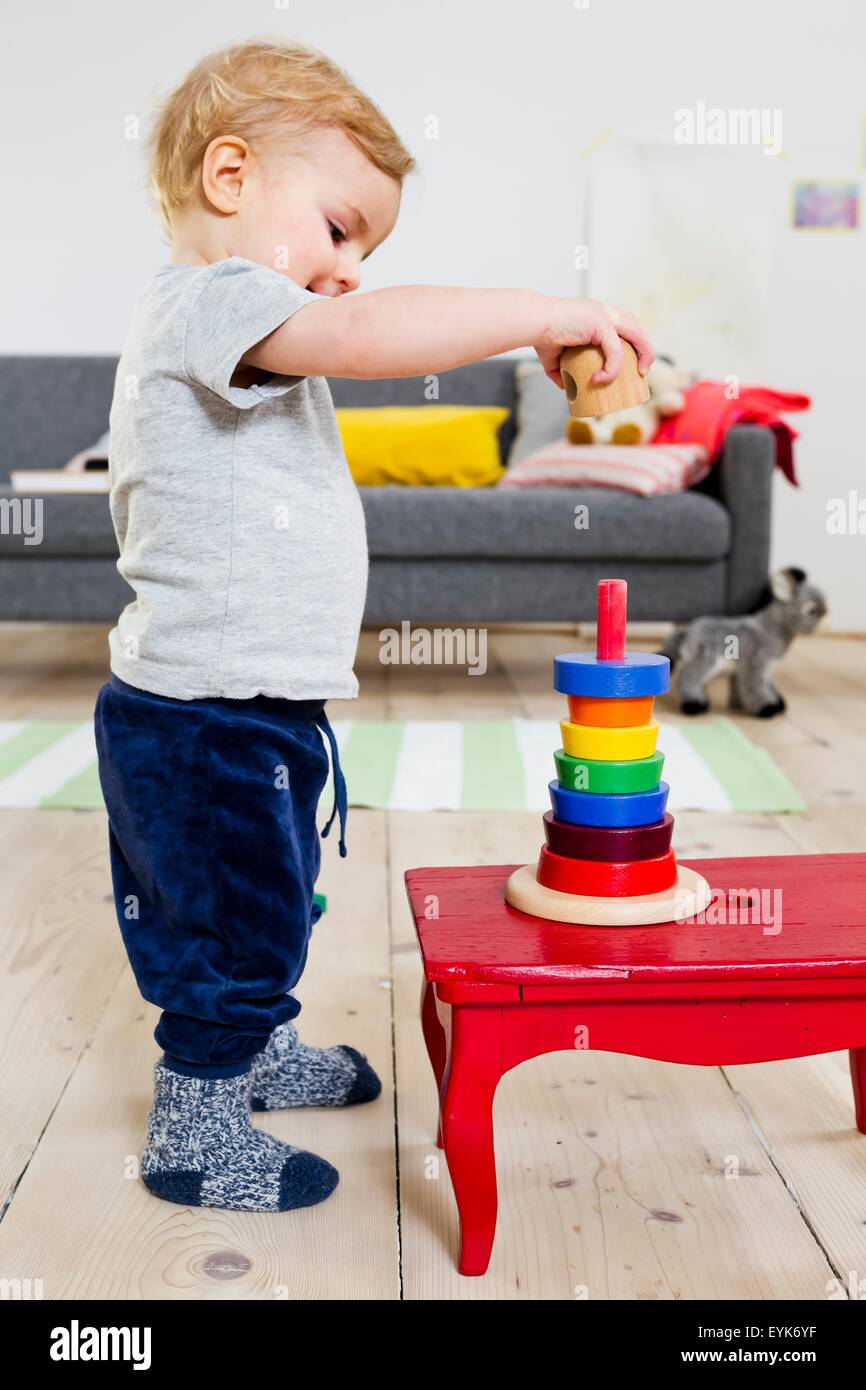 Garçon jouant avec des blocs à la maison Banque D'Images