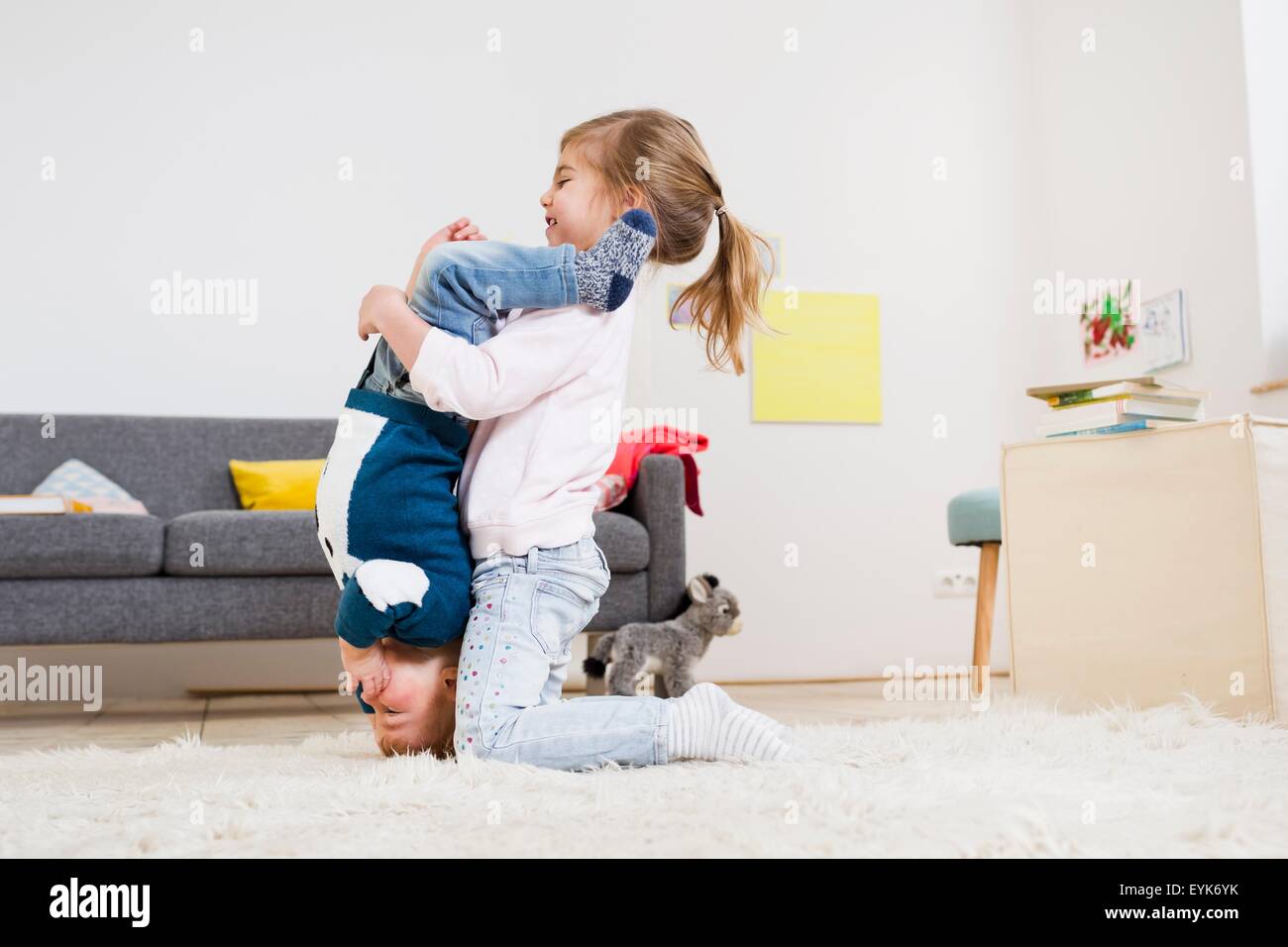 Frère et sœur jouant à la maison Banque D'Images