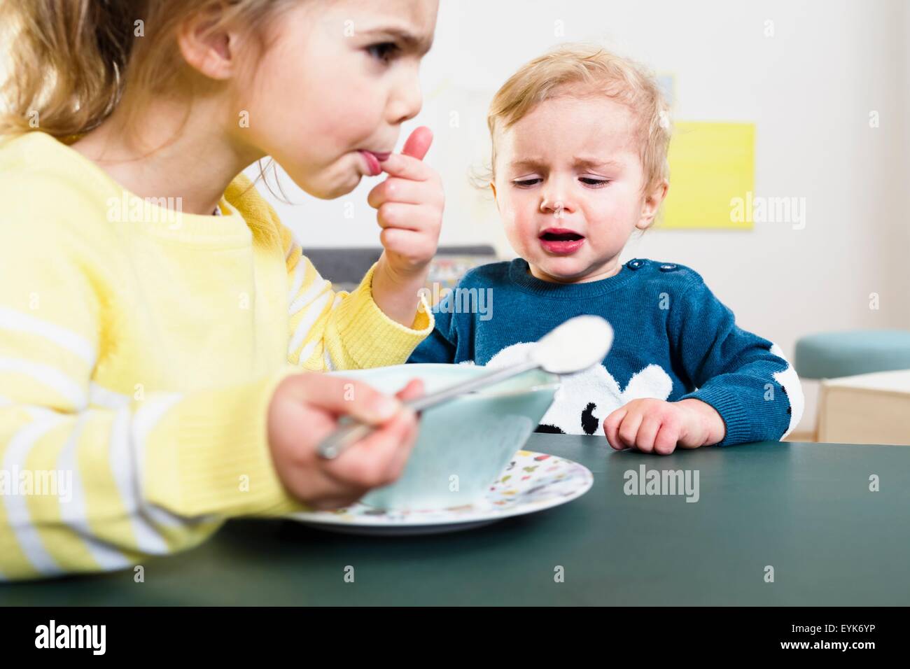 La température d'essai soeur avant de nourrir bébé frère Banque D'Images