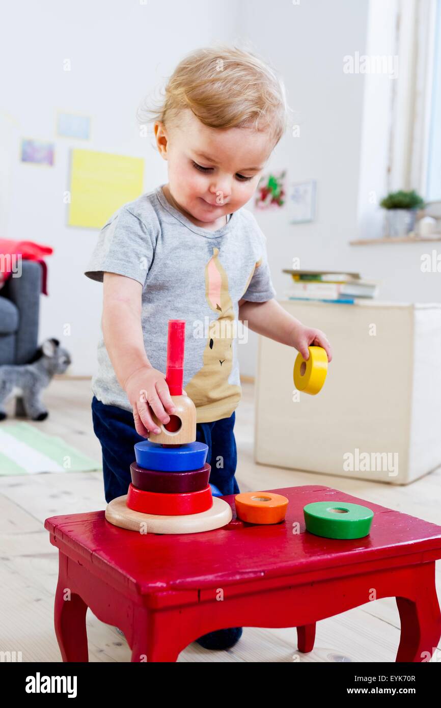 Garçon jouant avec des blocs à la maison Banque D'Images