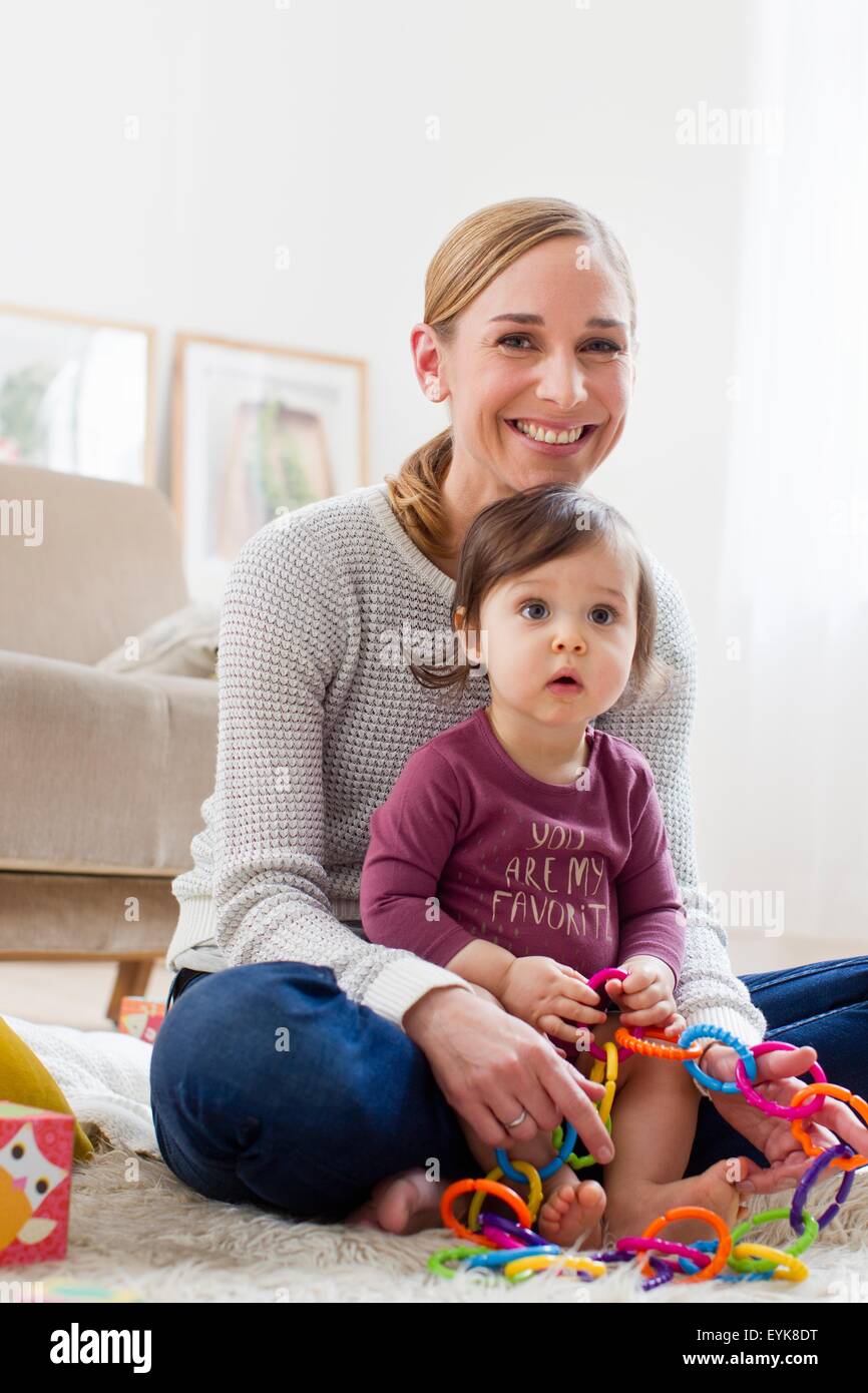 Mère et bébé garçon, à la maison, jouer ensemble Banque D'Images