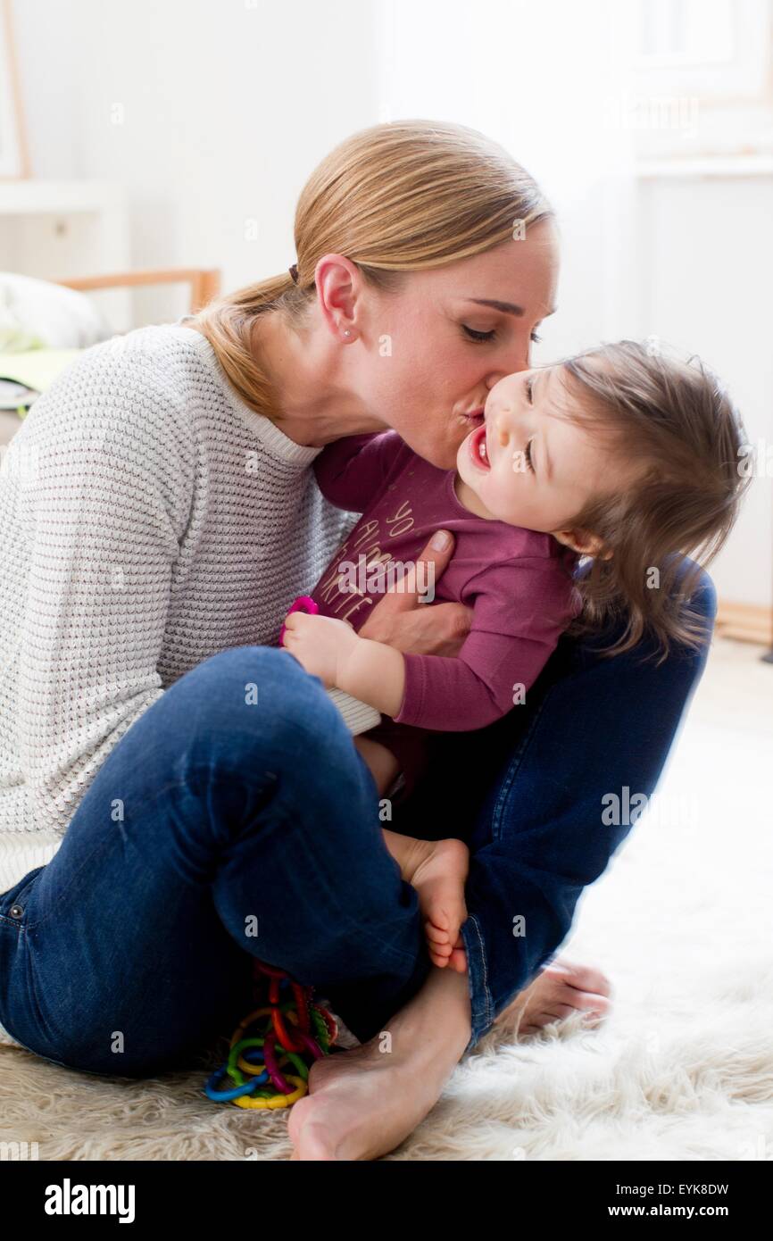 Mère et bébé garçon, à la maison, jouer ensemble Banque D'Images