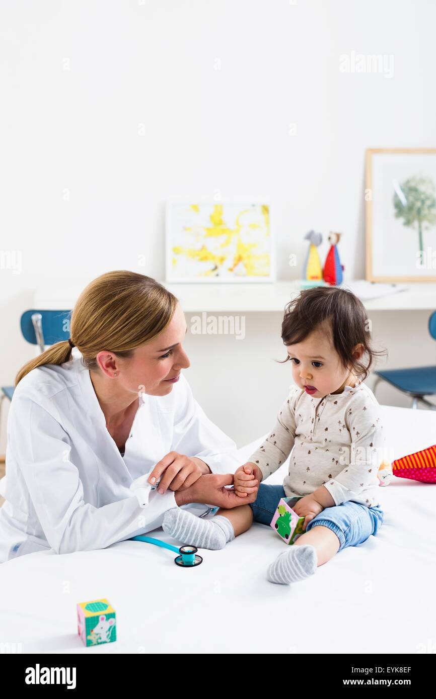 Évaluation de faire pédiatre baby boy Banque D'Images