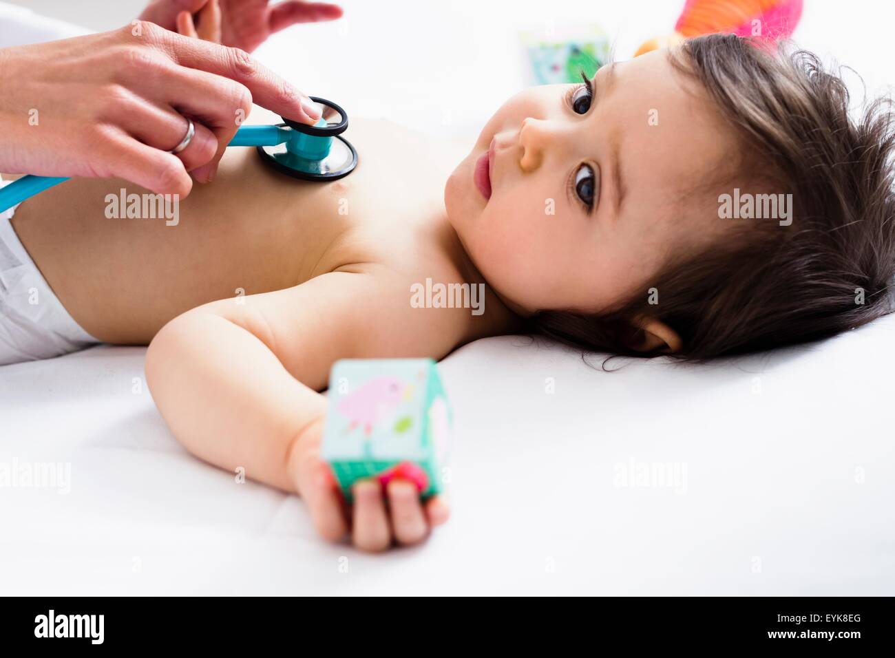 Pédiatre bébé garçon contrôle en utilisant le cœur de stéthoscope Banque D'Images