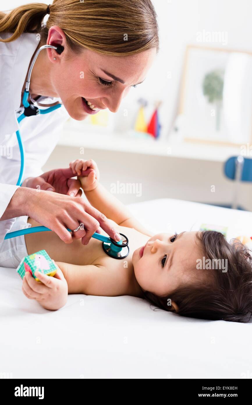 Pédiatre bébé garçon contrôle en utilisant le cœur de stéthoscope Banque D'Images