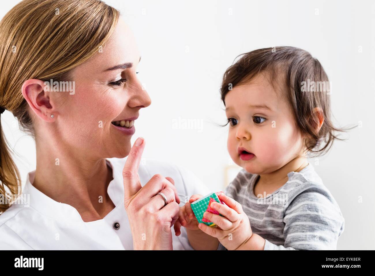 Évaluation de faire pédiatre baby boy Banque D'Images