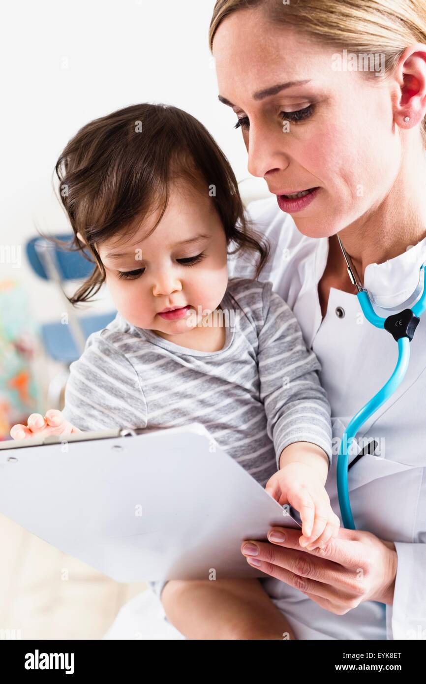 Évaluation de faire pédiatre baby boy Banque D'Images