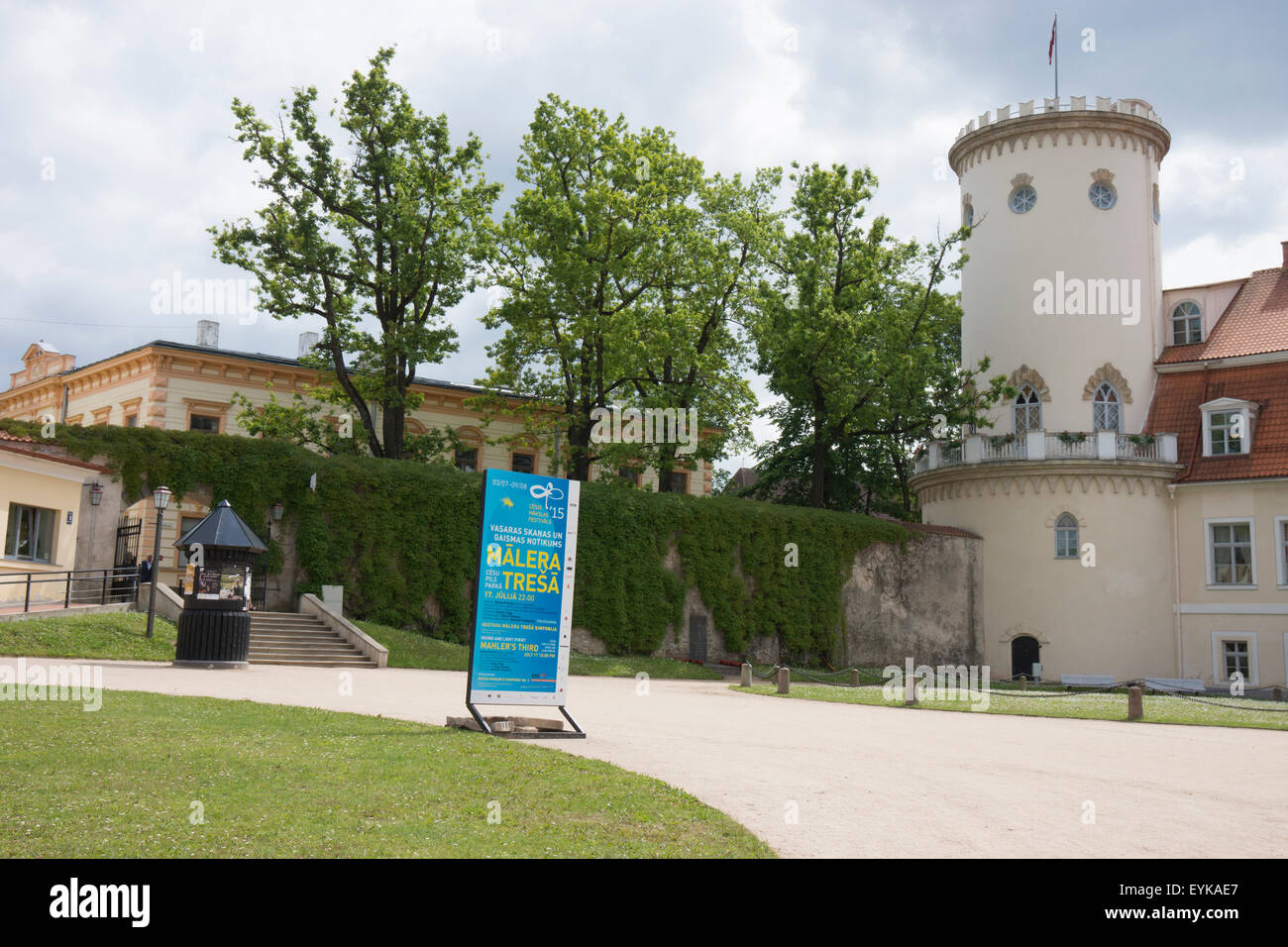 Le Manoir ou de Cēsis Cēsis nouveau château fut construit au milieu du 18ème siècle. Il a été récemment restauré. Il abrite un musée. Banque D'Images