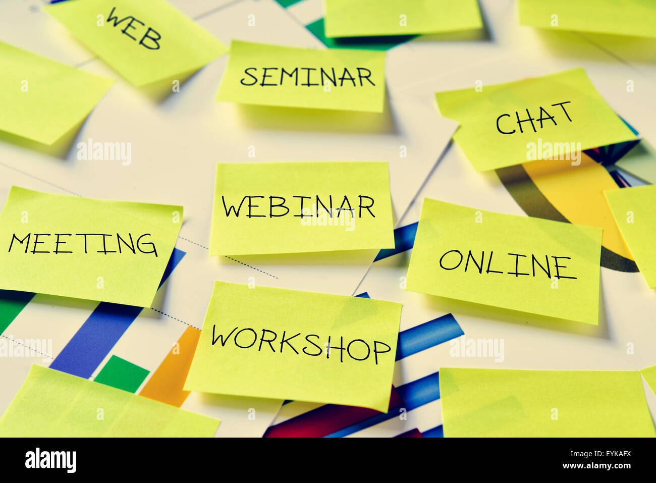 Certaines notes adhésives avec des concepts de travail, tels que l'atelier, réunion, séminaire, conférence Web, chat en ligne, ou sur un bureau web bureau plein de Banque D'Images