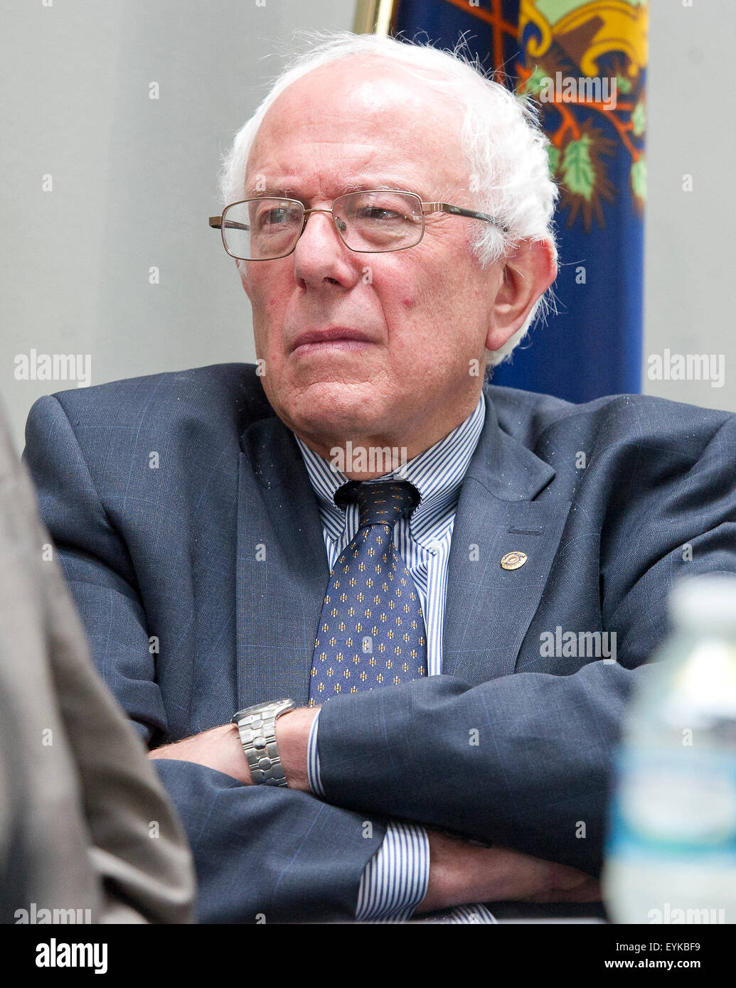 États-unis le sénateur Bernie Sanders (indépendant du Vermont), un candidat à l'investiture démocrate pour être président des États-Unis, à l'écoute de l'un des orateurs après des propos qu'il tient une conférence sur la crise de la dette grecque dans le sénat Hart Immeuble de bureaux à Washington, DC le jeudi 30 juillet 2015. Credit : Ron Sachs/CNP - AUCUN FIL SERVICE - Banque D'Images