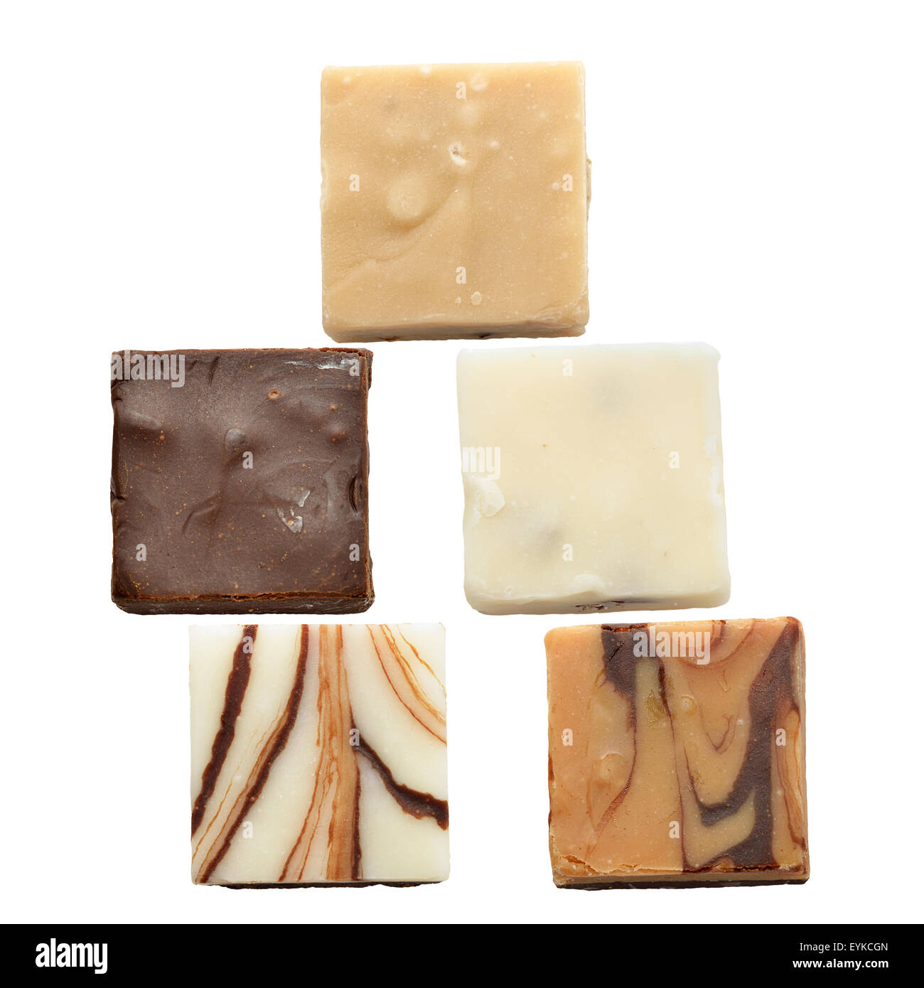 Morceaux de chocolat Fudge isolé sur fond blanc Banque D'Images