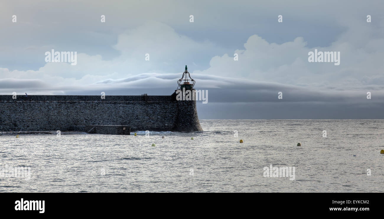 Collioure est Jetée du Phare pendant un temps orageux Banque D'Images