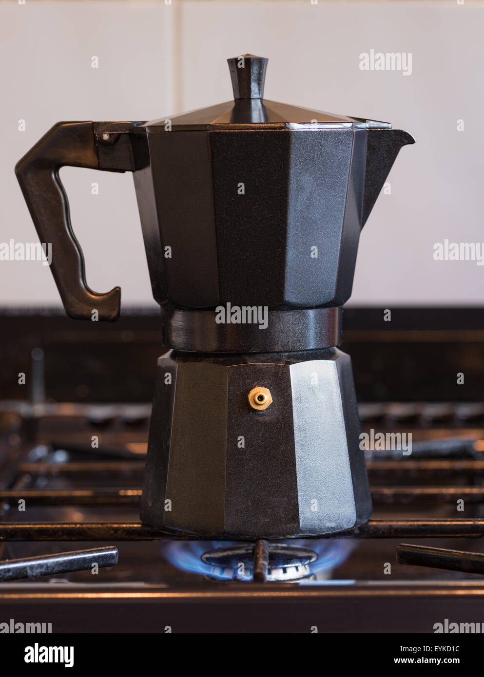 Pot de café traditionnel sur une cuisinière à gaz Banque D'Images