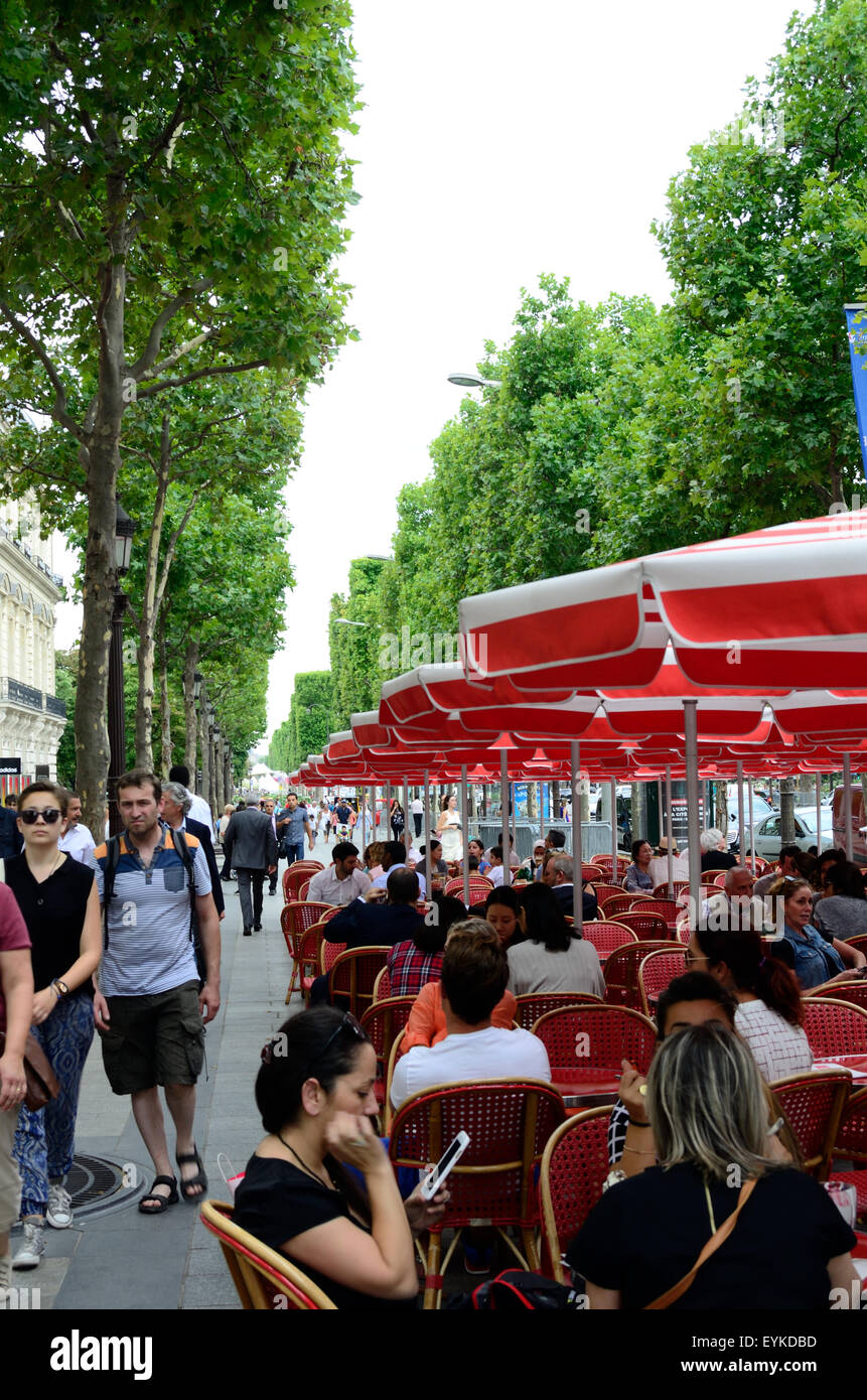 Des repas en plein air dans un café sur l'Avenue des Champs Elysées à Paris. Banque D'Images