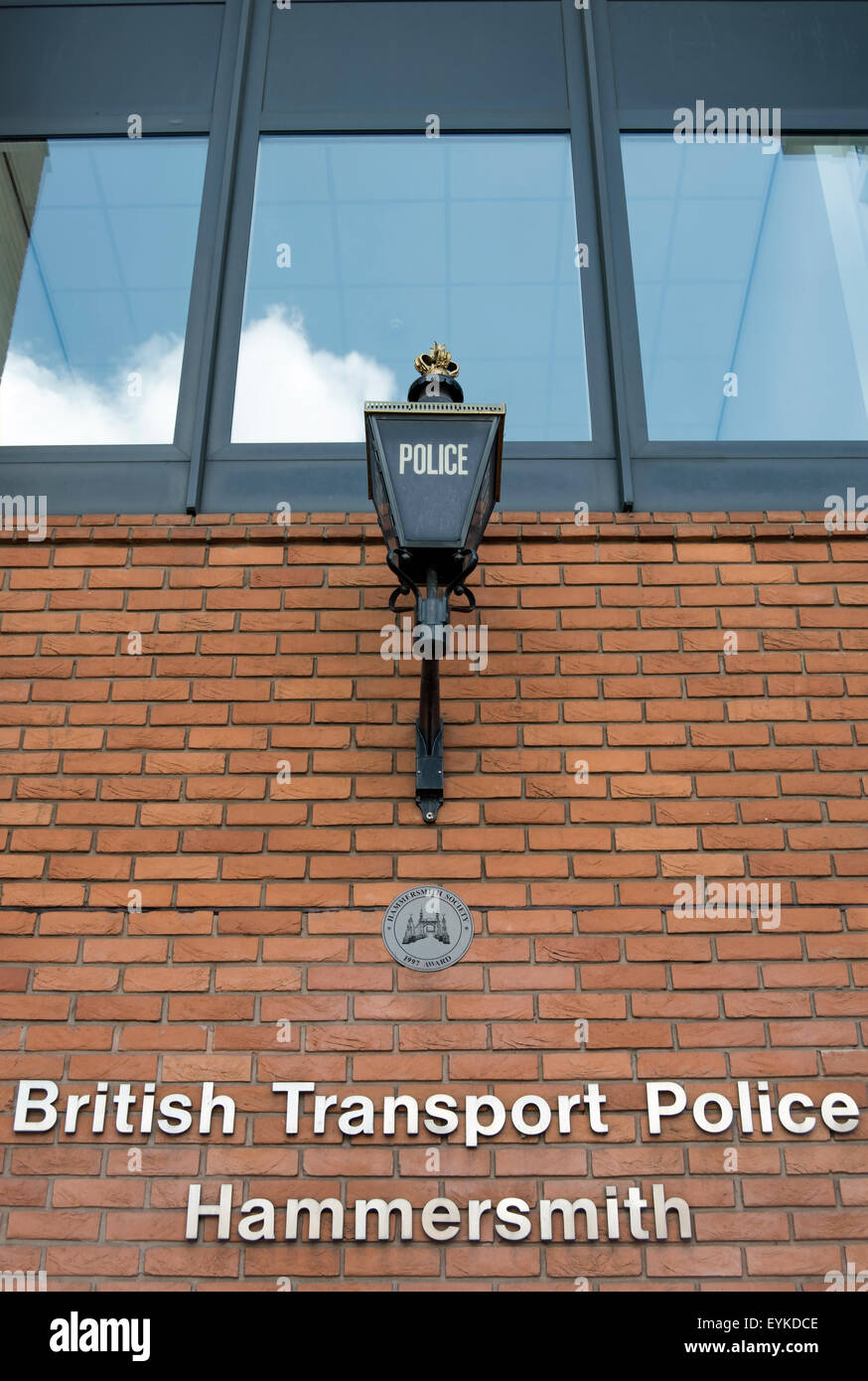 Extérieur avec lampe de police et le nom de la police des transports britannique, Hammersmith, Londres, Angleterre Banque D'Images