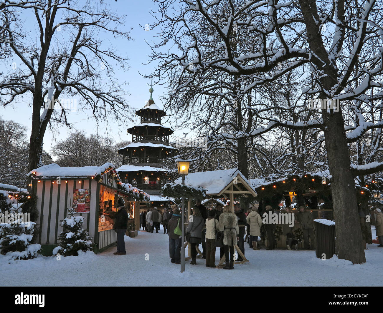 Allemagne, Munich, le jardin anglais, Foire de Noël à la Tour Chinoise, Banque D'Images