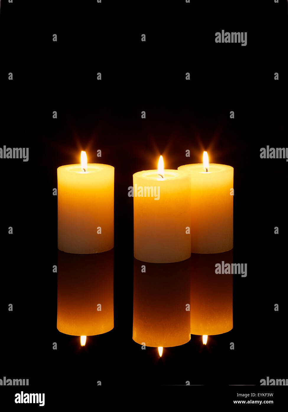 Avec des bougies allumées sur une table de réflexion Banque D'Images