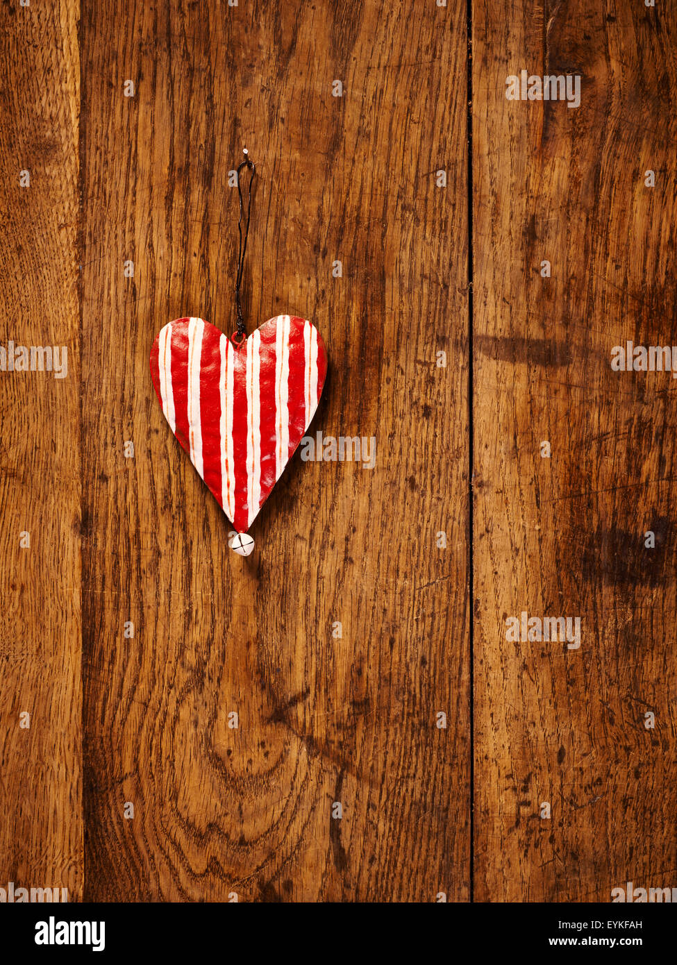 Rouge Blanc coeur de metal sur table marron Banque D'Images