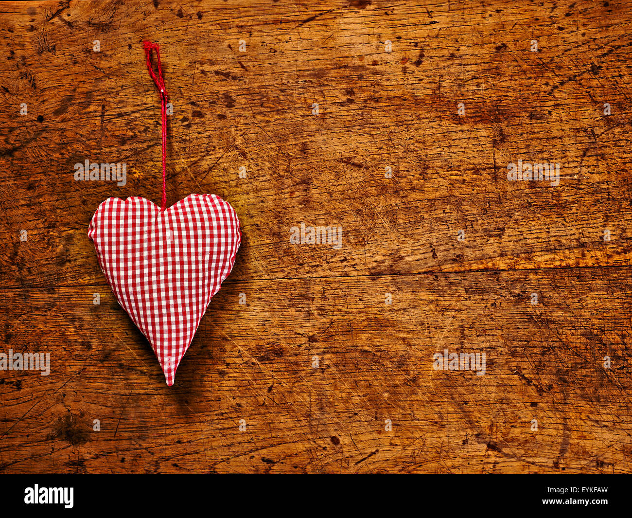 Vu rouge-blanc sur un coeur en bois table marron Banque D'Images