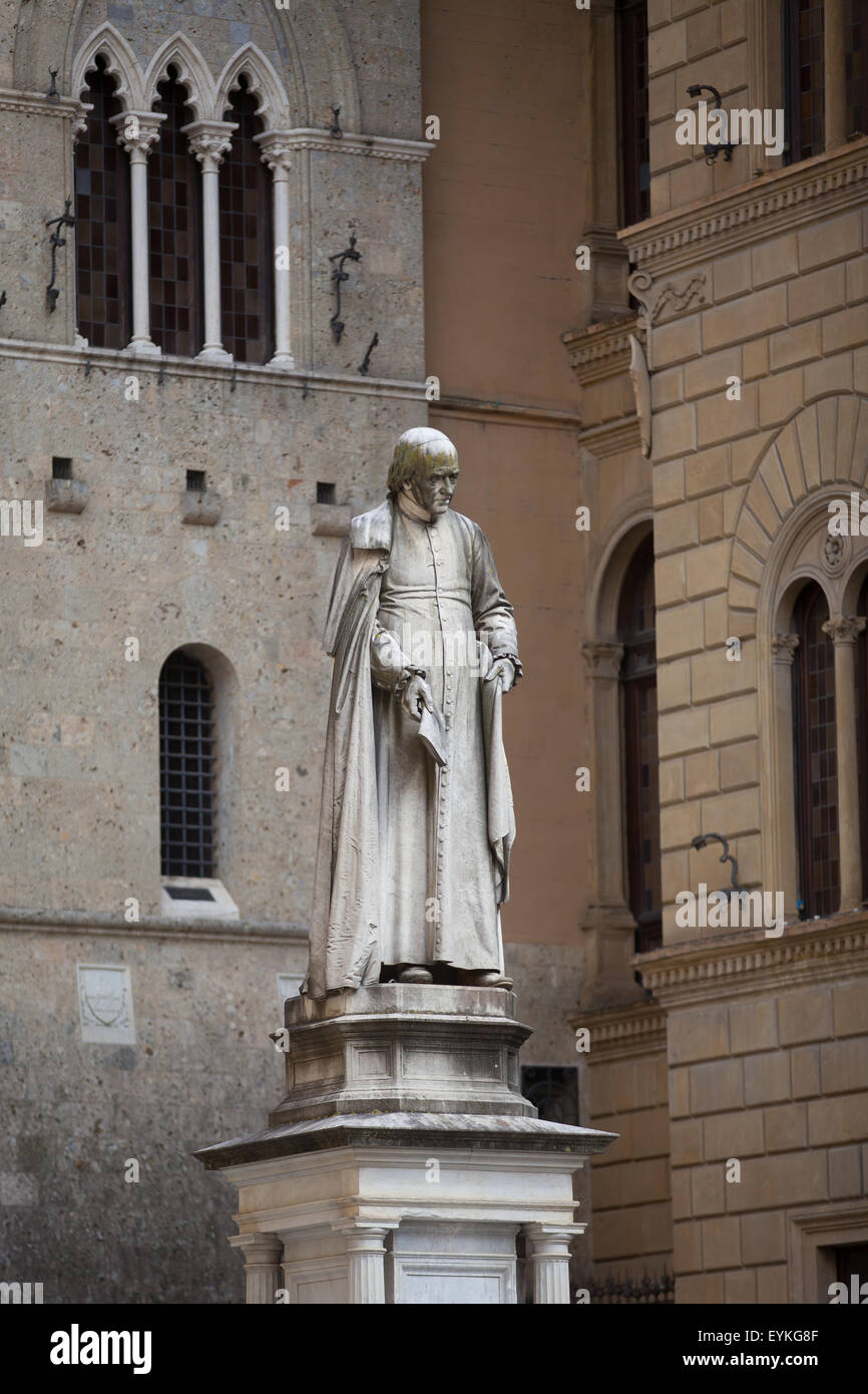 Sallustio Bandini statue sur la Piazza Salimbeni. Sienne, Toscane Banque D'Images