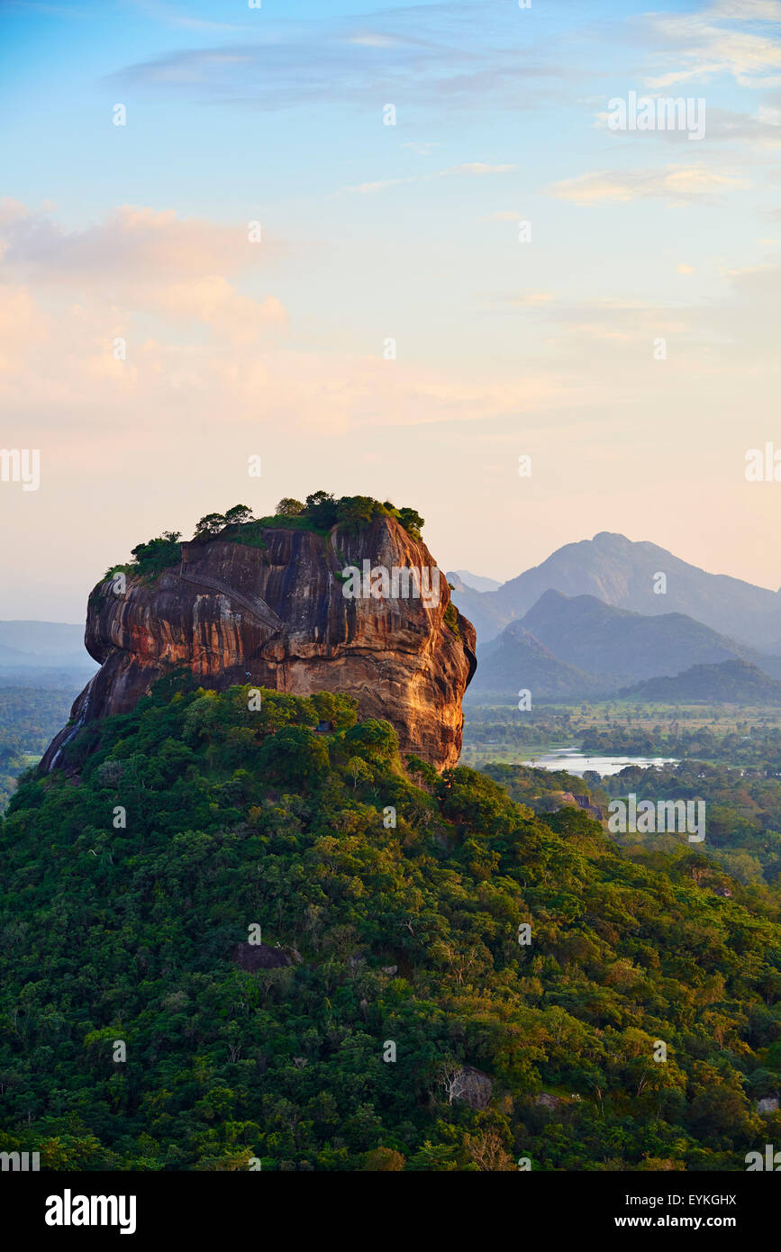 Sri Lanka, Ceylan, île forteresse de Sigiriya, le Rocher du Lion, site du patrimoine mondial de l'UNESCO Banque D'Images
