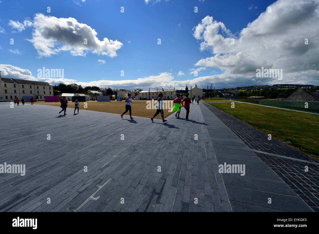 Les gens participent à boot camp fitness à Ebrington Square, Londonderry, en Irlande du Nord Banque D'Images