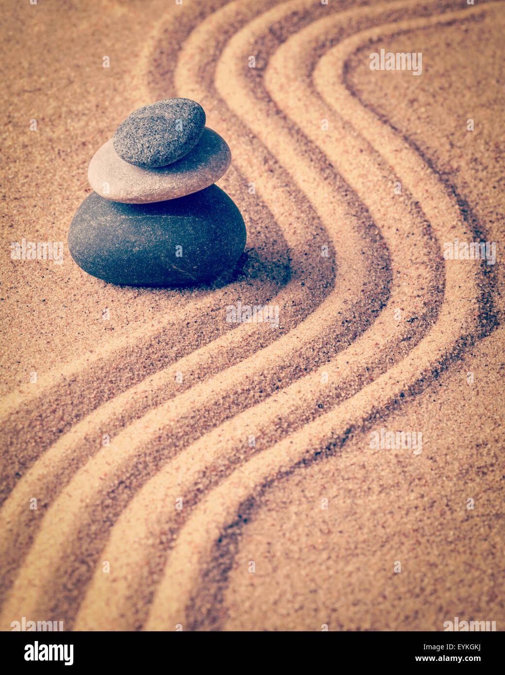 Effet Retro Vintage style hipster filtrée image de pierre - jardin zen japonais la relaxation, la méditation, la simplicité et l'équilibre Banque D'Images