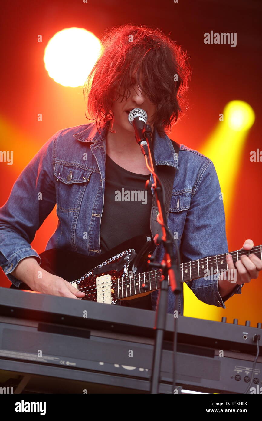 Penrith, Cumbria, Royaume-Uni. 31 juillet, 2015. Temples en concert sur la scène principale à Kendal appelant 2015. Credit : SJN/Alamy Live News Banque D'Images