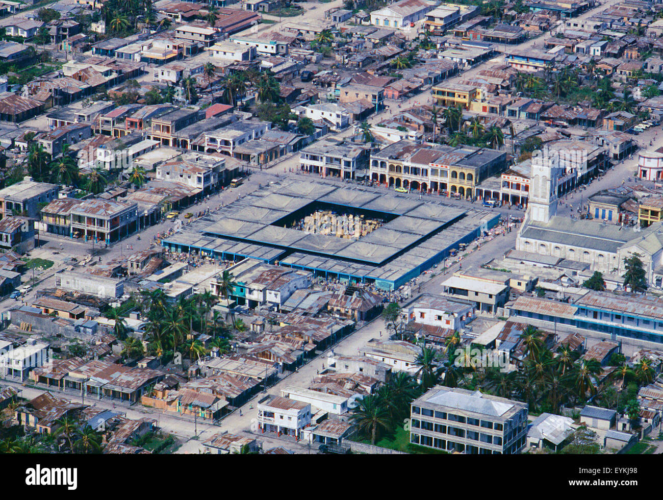 Vue aérienne d'un marché et des environs, près de Port-au-Prince, Haïti. Banque D'Images