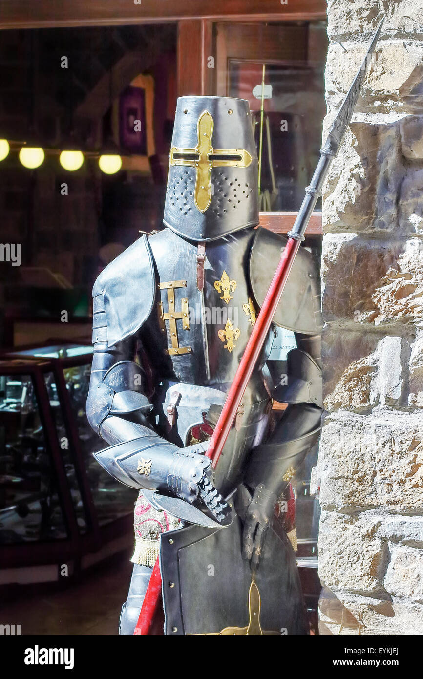 Le chevalier à l'armure de métal à côté du mur de pierre Banque D'Images