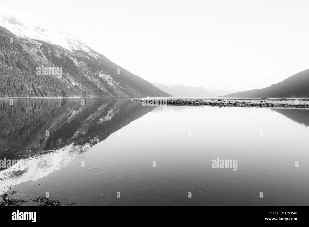 Brume jour près de la rivière Chilkoot inlet près de Haines en Alaska avec des reflets dans l'eau de montagne. Banque D'Images